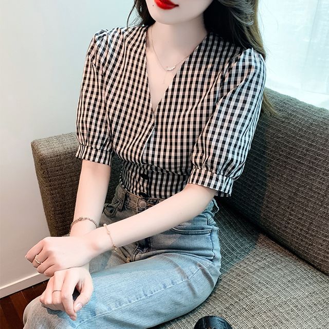 Everose-Short-Sleeve V-Neck Plaid Cropped Blouse