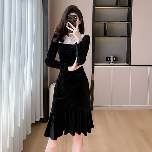 Tanzil - Long-Sleeve Lace Panel Shirred Velvet Midi A-Line Dress