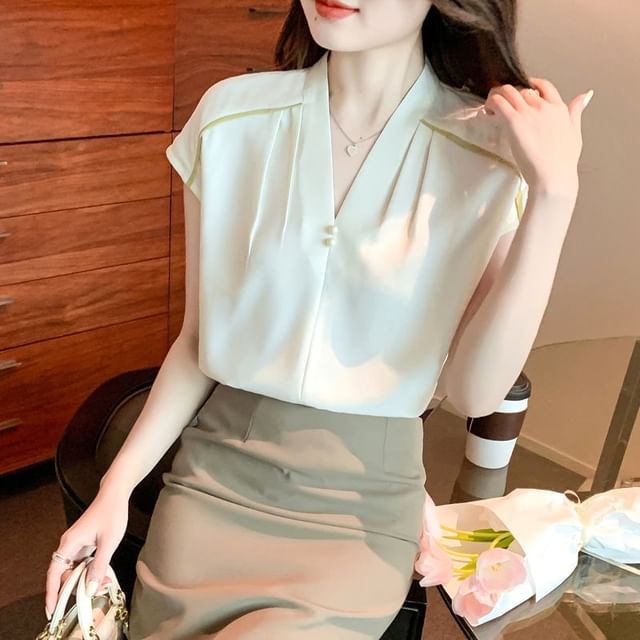 Hevnir-Short-Sleeve V-Neck Contrast Trim Ruched Blouse