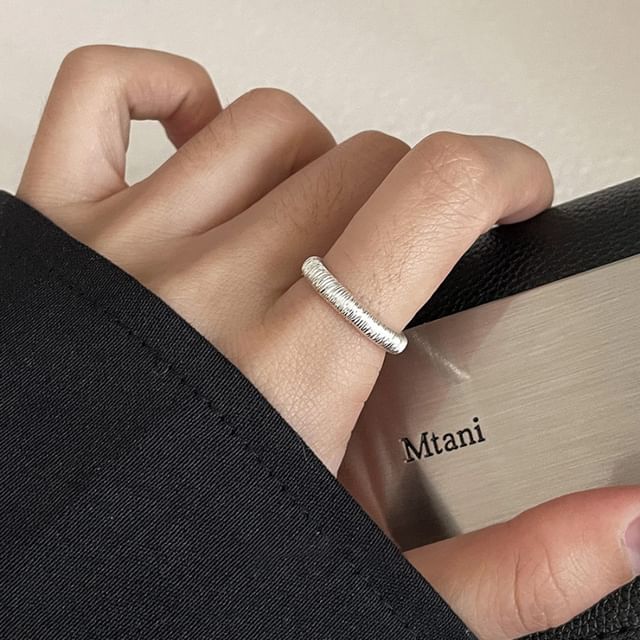 Hansha-Metal Textured Ring