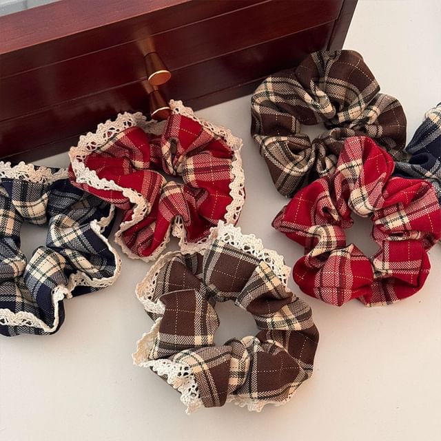 Daeuni-Plaid Scrunchie