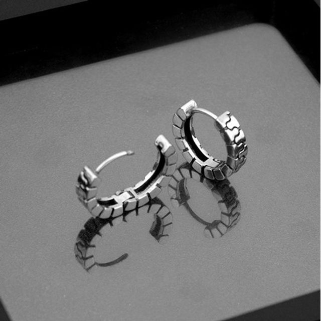 Juanitro-Gear Huggie Earring
