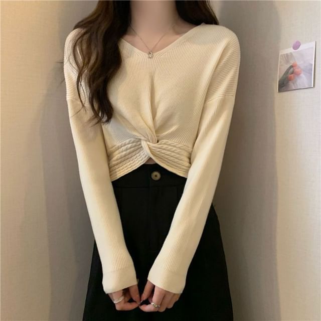 Sisyphi-Long-Sleeve V-Neck Twisted Plain Knit Top