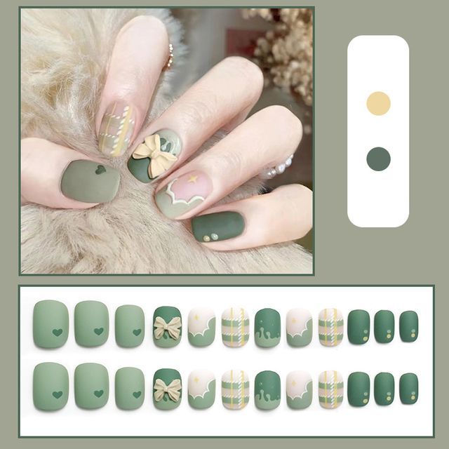 Embellished Nail Tips: Làm cho đôi bàn tay trở nên lung linh và nổi bật với embellished nail tips. Những mẫu nail tip này được trang trí bằng những viên đá quý, kim tuyến hay họa tiết độc đáo, chắc chắn sẽ thu hút sự chú ý của mọi người xung quanh.