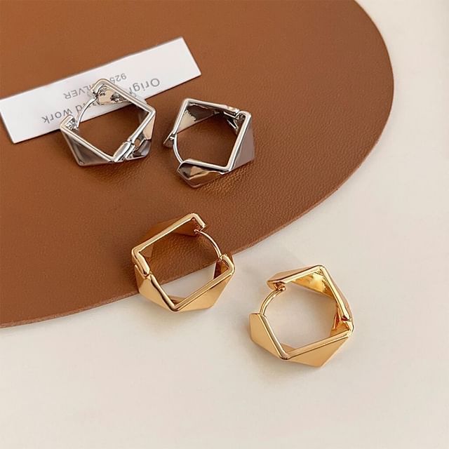 Hansha-Dimensional Huggie Earring