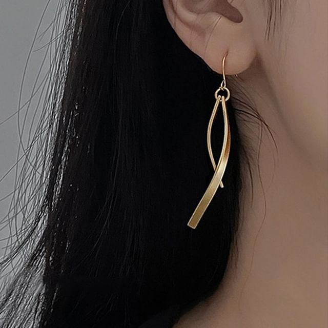Jael-Curve Alloy Dangle Earring