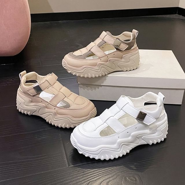 Gordong-Platform Plain Buckled Sandals
