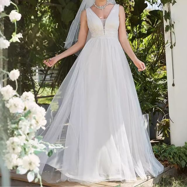 DreesHouse-Sleeveless V-Neck Plain A-Line Wedding Gown
