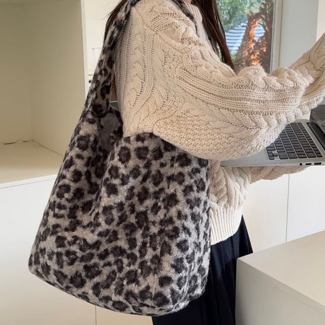 Basaran-Leopard Print Fluffy Tote Bag
