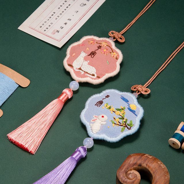 Embroidery Kingdom - Animal / Flower Amulet DIY Embroidery Kit