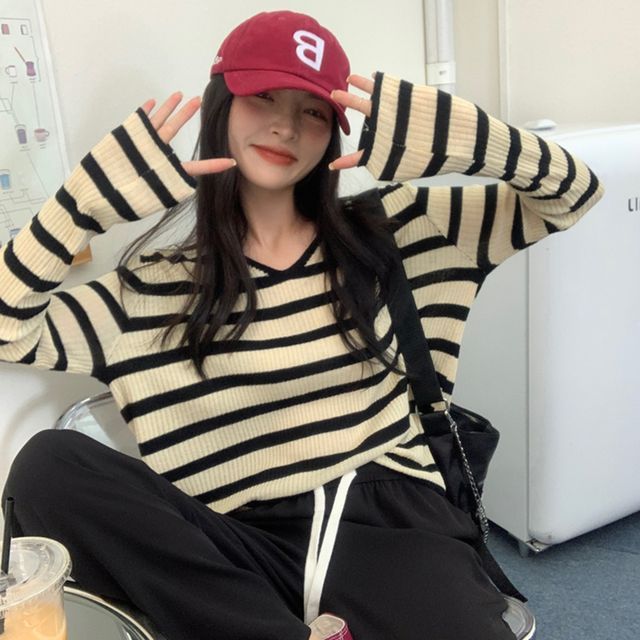 Everose-Long-Sleeve V-Neck Striped Knit Top