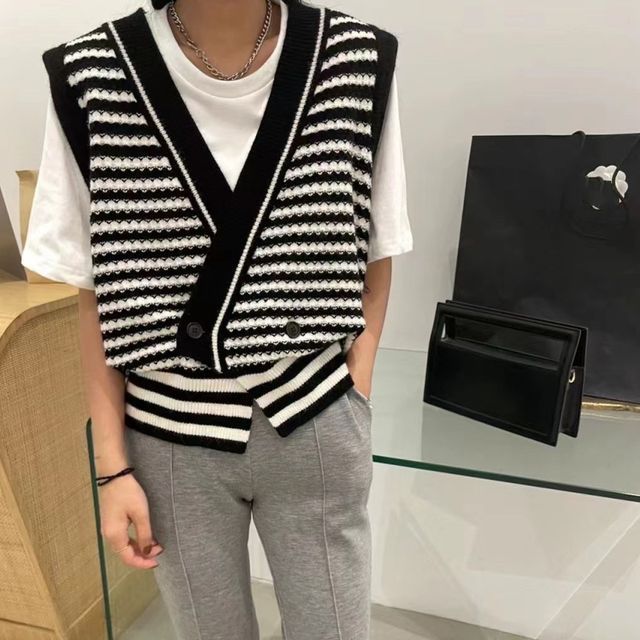 Everose-V-Neck Striped Sweater Vest