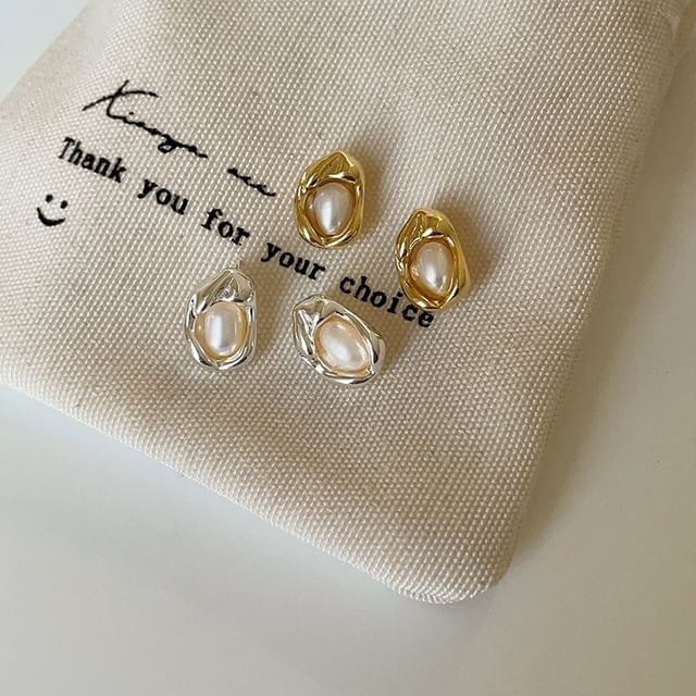 Panda Dama-Irregular Faux Pearl Ear Stud