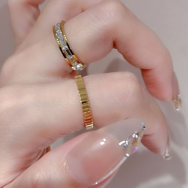 Kiren-Rhinestone Ring Embossed Ring
