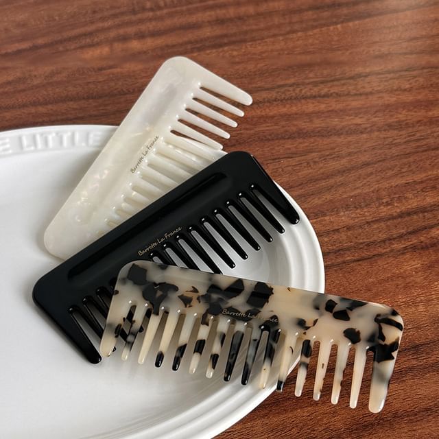 Allyrinta-Acetate Hair Comb