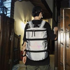 Carryme - 字母轻型背包 Carryme - 字母轻型背包