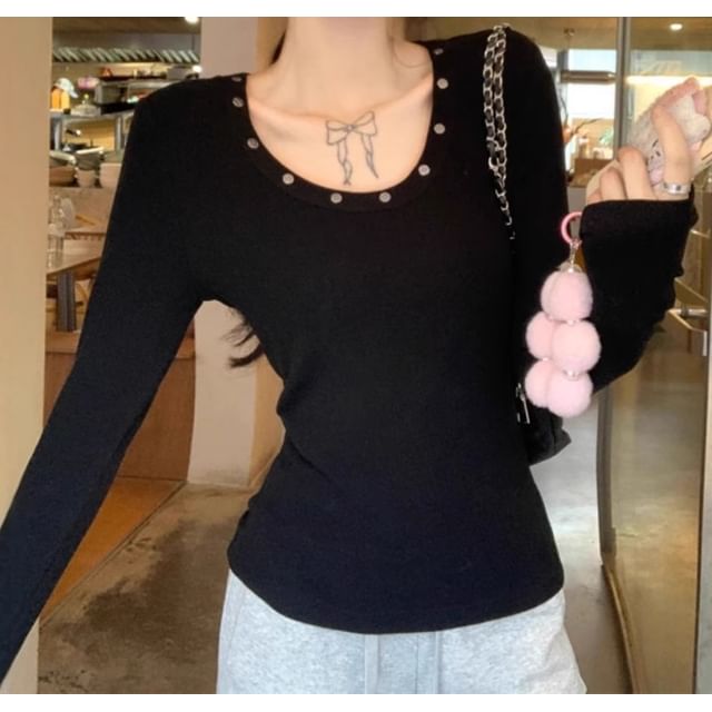 Trendycas-Long-Sleeve Scoop Neck Plain Studded Tee