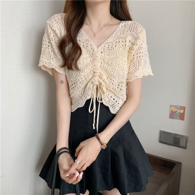 【fa.er.ie】lace V neck shirring top Delicate Flair Floral Lace Tie-Front Top | Windsor