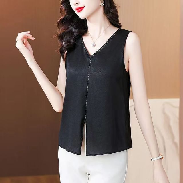 Everose-Sleeveless V-Neck Plain Slit Blouse