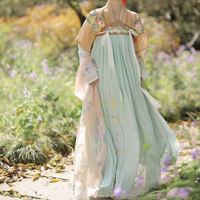 green emerald velvet dress Amazon.com: YAAGOLO Blue and White Color Chinese Wedding Dress Xiuhe Dress  Gorgeous Embroidered Tops Pleated Skirt Qipao Suit (Color : Blue, Size :  Small) : Clothing, Shoes & Jewelry