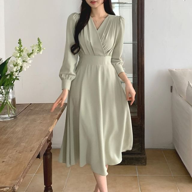 Coris-Vestido midi fruncido de manga larga y línea A con cuello en V