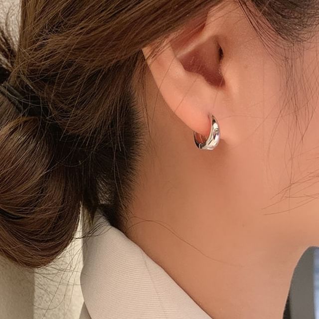 Seirios-Polished Alloy Huggie Earring