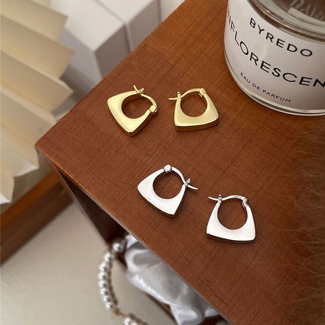 Hansha-Hoop Leverback Huggie Earring