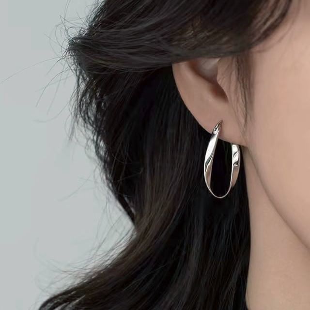 Gaya-Twist Hoop Earring