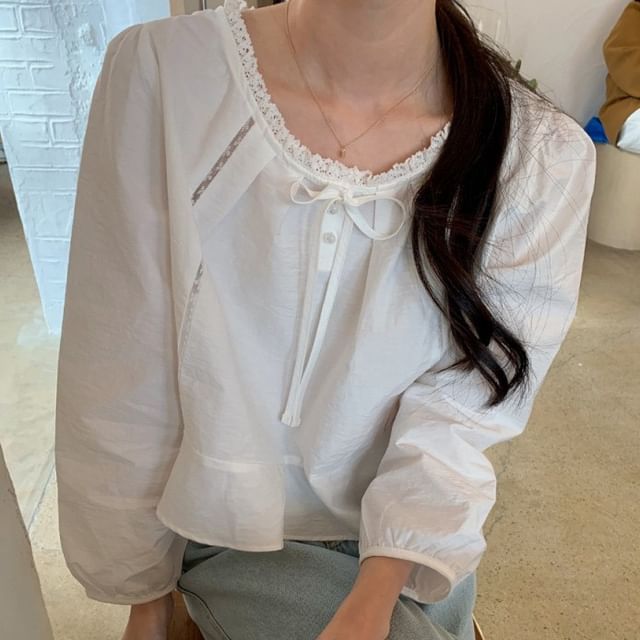 Jesong-Puff-Sleeve Lace Trim Plain Blouse