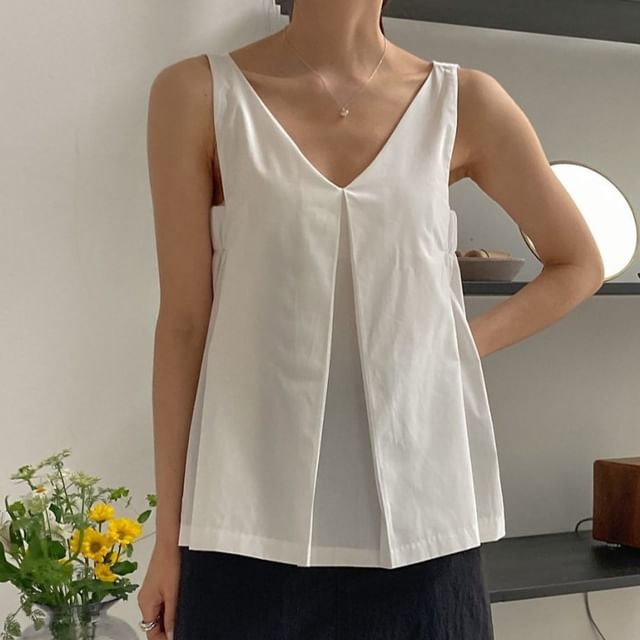 Coris-Sleeveless V-Neck Plain Flowy Blouse