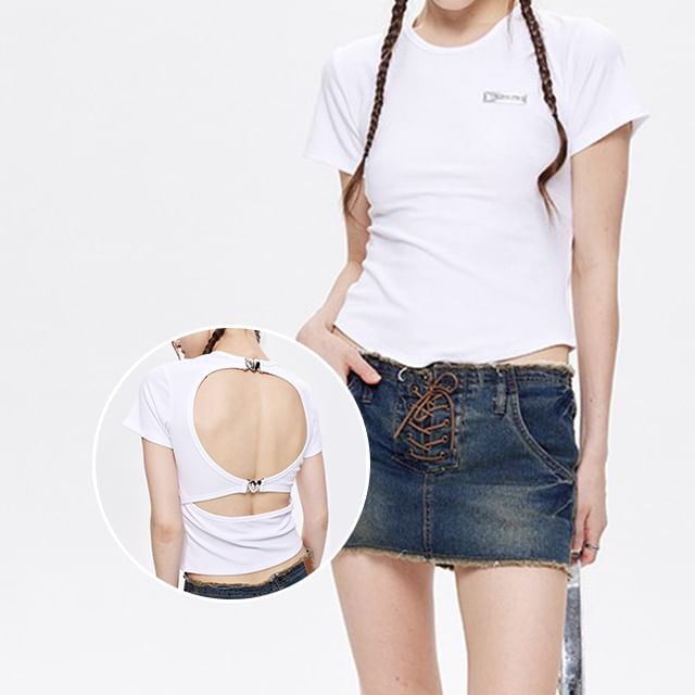 Nariele - Short-Sleeve Crewneck Lettering Open Back Crop Tee