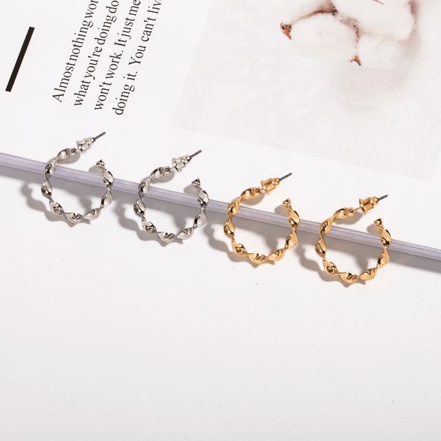 Gemsha-Twisted Hoop Ear Stud