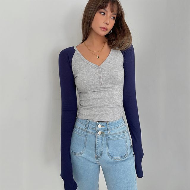 Colada-Raglan-Sleeve V-Neck Crop T-Shirt