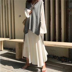 Serendipitous - Dipback Knit Vest / V-Neck Flared-Sleeve Midi Shift Dress Serendipitous - Dipback Knit Vest / V-Neck Flared-Sleeve Midi Shift Dress