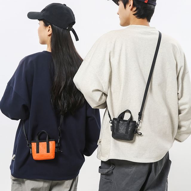 Hikuozy-Plain Zip Crossbody Bag