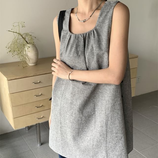 Ukiyo-Sleeveless Scoop Neck Plain Buttoned Tunic