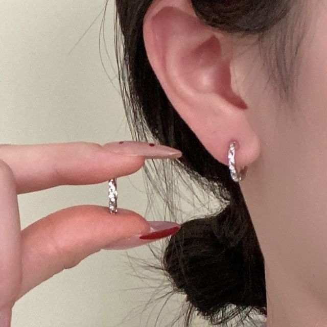 Betsuno-CZ Braided Huggie Earring