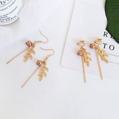 Isle of Green - Boucles d’oreilles pendantes barre à feuille et fausse perle Isle of Green - Boucles d’oreilles pendantes barre à feuille et fausse perle