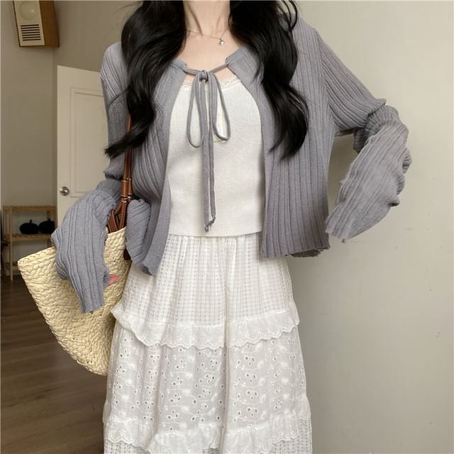 Ukiyo-Einfarbiges verkürztes Camisole-Top mit Rundhalsausschnitt und Spitzenbesatz Gerippte Strickjacke mit Rundhalsausschnitt und Bindeband vorne