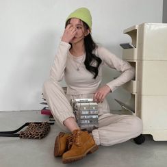 MERONGSHOP - Set: Cropped T-Shirt + Jogger Pants MERONGSHOP - Set: Cropped T-Shirt + Jogger Pants