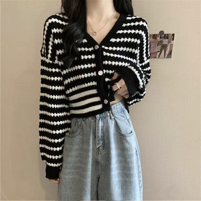 Muezz-V-Neck Striped Crop Cardigan