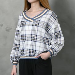 Closette - Turtleneck Long-Sleeve Top / Plaid V-Neck Pullover Closette - Turtleneck Long-Sleeve Top / Plaid V-Neck Pullover