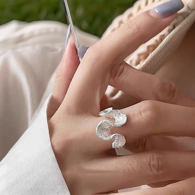 Gaya-Twist Wavy Ring
