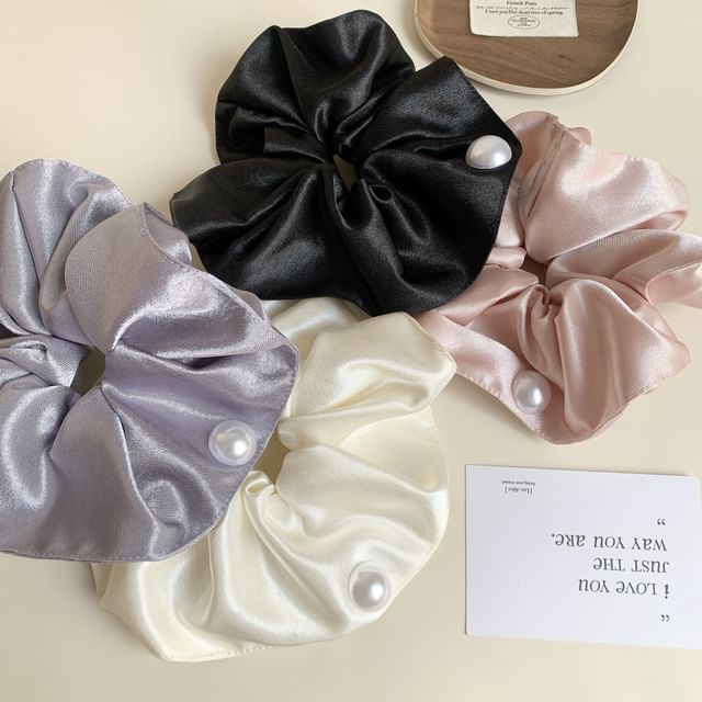 Mentosi-Faux Pearl Scrunchie