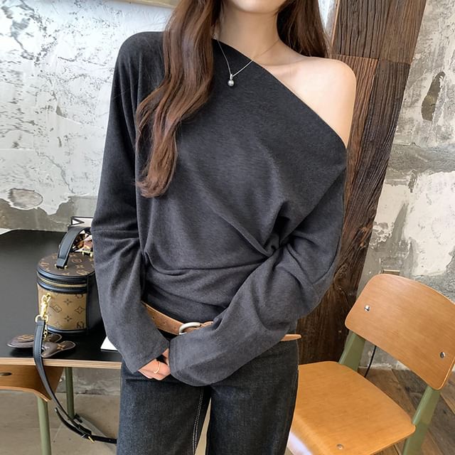 Asiris-Long-Sleeve Off-Shoulder Plain Asymmetrical T-Shirt