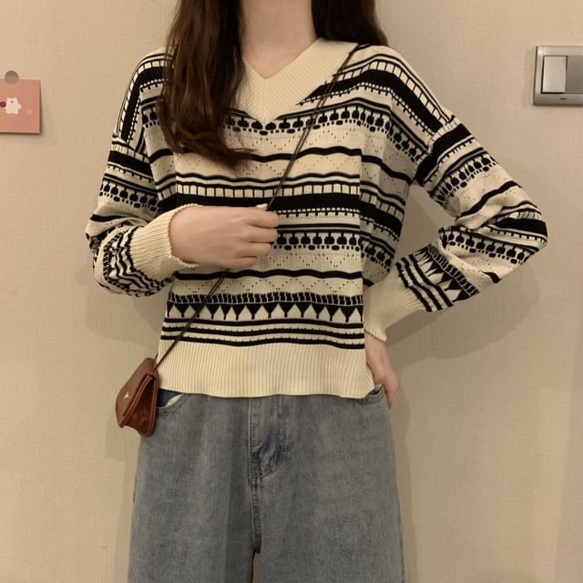 Sisyphi-V-Neck Striped Sweater