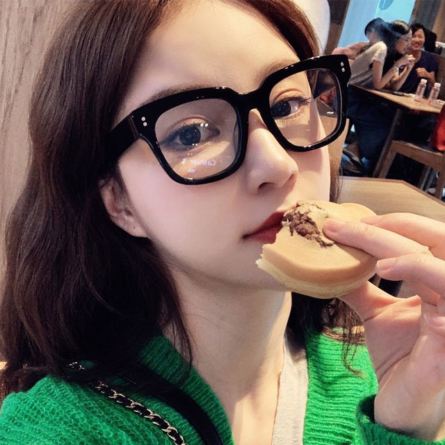 MOL Girl-Thick Frame Sunglasses