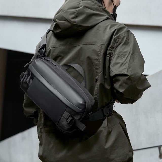 Wavecho-Plain Buckled Lightweight Belt Bag