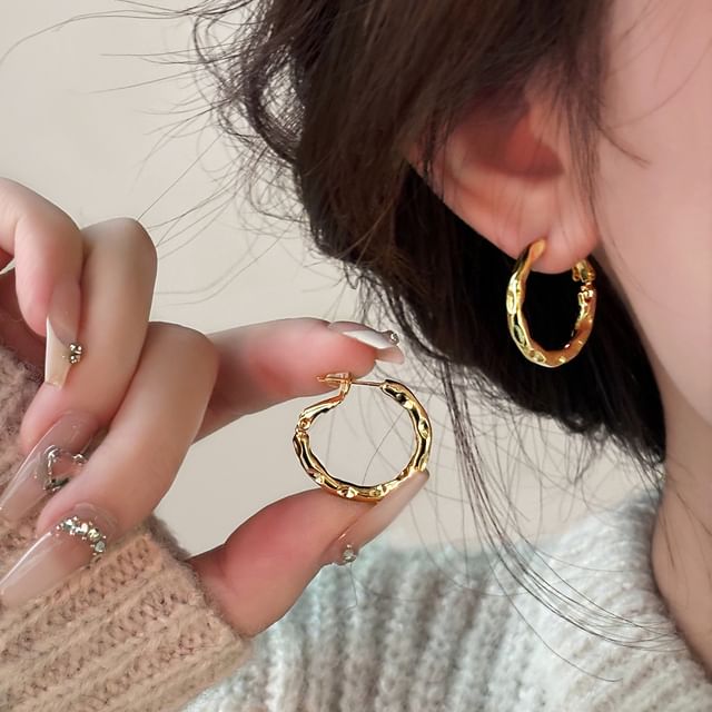 Hansha-Twisted Hoop Earring