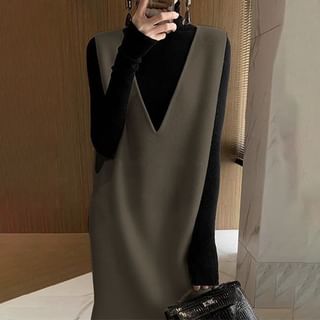 Lewwe-Sleeveless V-Neck Plain Shift Dress